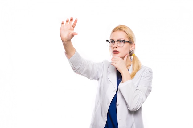 Femme médecin en blouse blanche