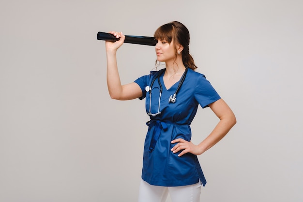 Femme médecin brune regardant un film radiographique de tomographie.