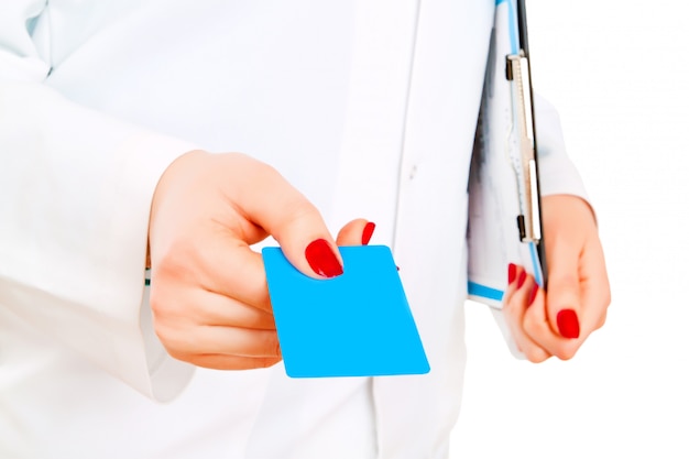 Photo femme médecin avec carte au patient