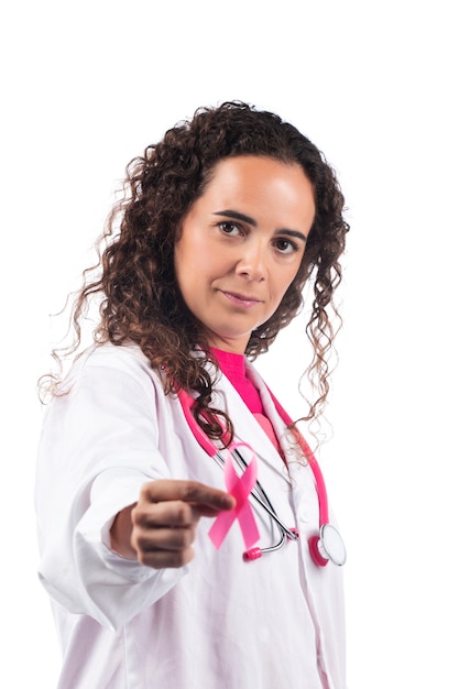 Femme médecin caucasienne avec stéthoscope rose tenant le ruban rose du cancer du sein.