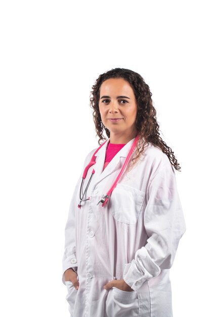 Femme médecin caucasienne avec stéthoscope rose.