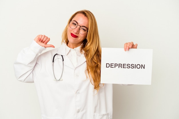 Une femme médecin caucasienne tenant une pancarte de dépression isolée sur fond blanc se sent fière et confiante, exemple à suivre.