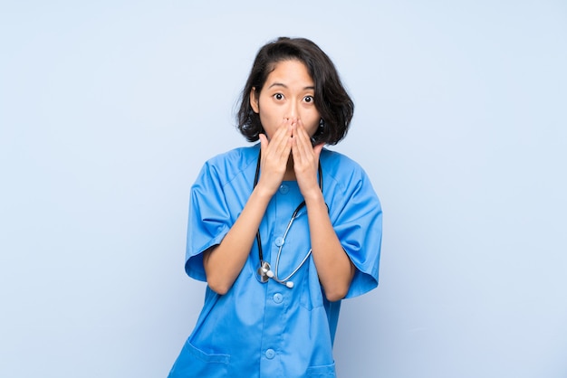 Femme médecin chirurgien avec une expression faciale surprise