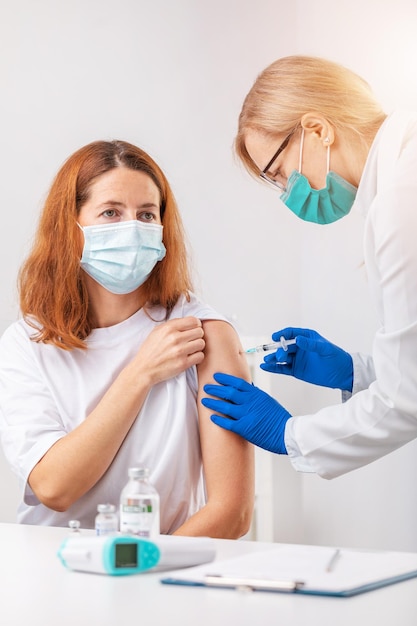 Femme médecin compétente en laboratoire blanc