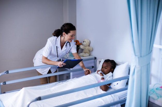 Femme médecin consolant le patient lors d'une visite en salle