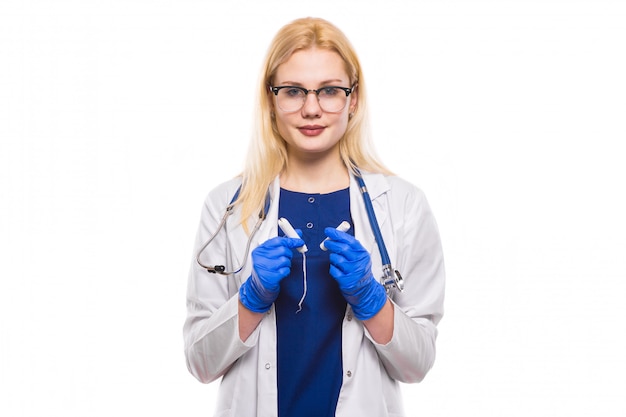 Femme médecin dans des gants en latex avec tampon