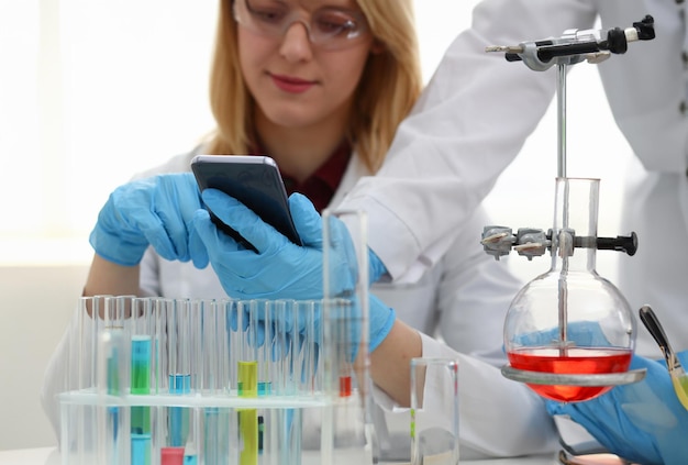 Une femme médecin dans un laboratoire de chimie détient