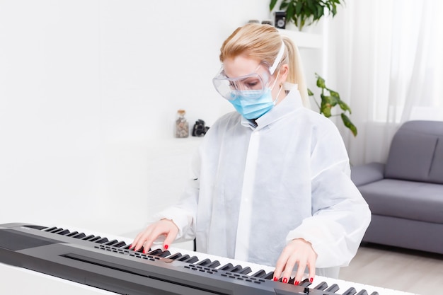 femme médecin dans un masque de protection joue du piano