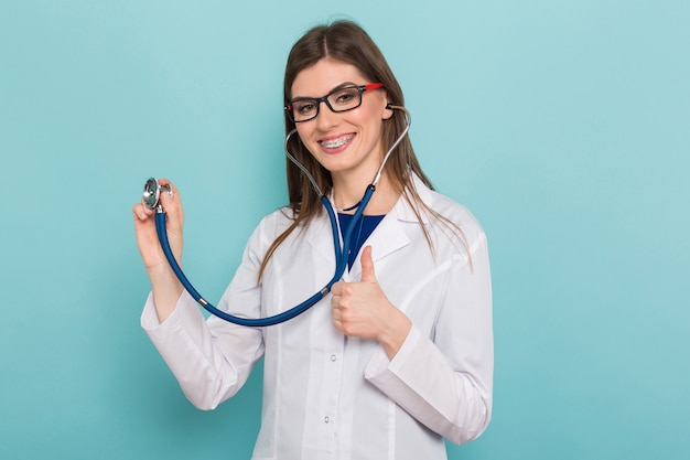 Femme médecin dans des verres avec stéthoscope