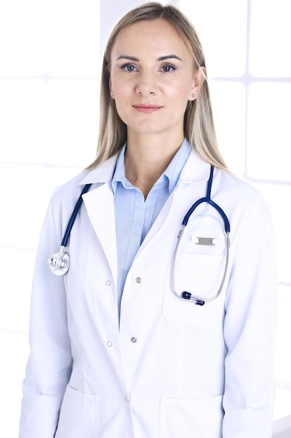 Femme médecin debout au bureau de l'hôpital. Médecin au travail, portrait de vie. Concept de médecine et de soins de santé.