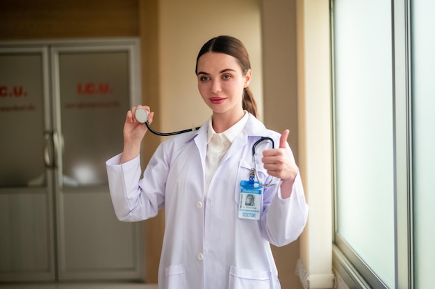 Femme médecin debout confiant dans l'arrière-plan de l'hôpital