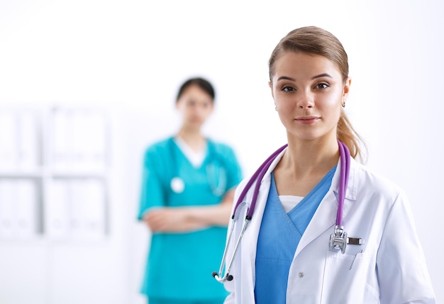 Femme médecin debout avec stéthoscope à l'hôpital