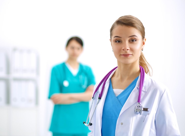 Femme médecin debout avec stéthoscope à l'hôpital