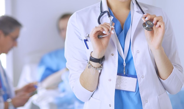 Femme médecin debout avec stéthoscope à l'hôpital