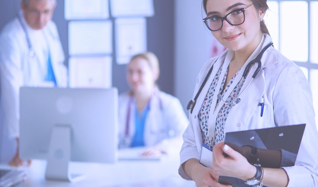 Femme médecin debout avec stéthoscope à l'hôpital