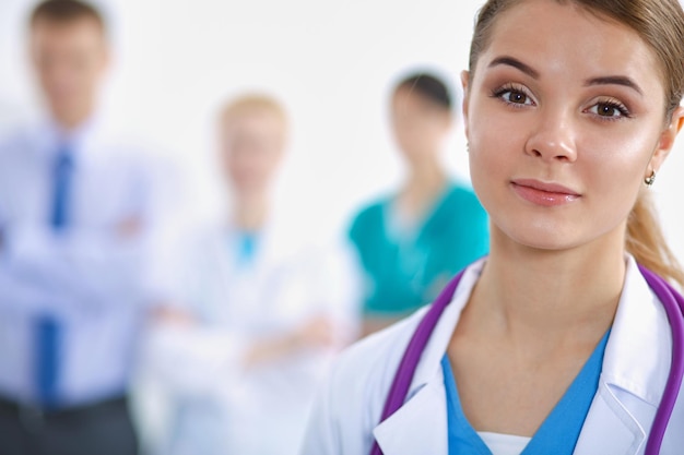 Femme médecin debout avec stéthoscope à l'hôpital