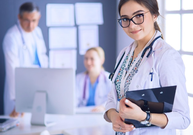 Femme médecin debout avec stéthoscope à l'hôpital