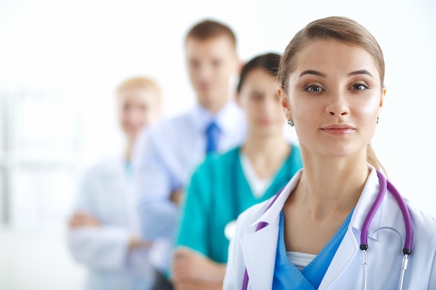 Femme médecin debout avec stéthoscope à l'hôpital