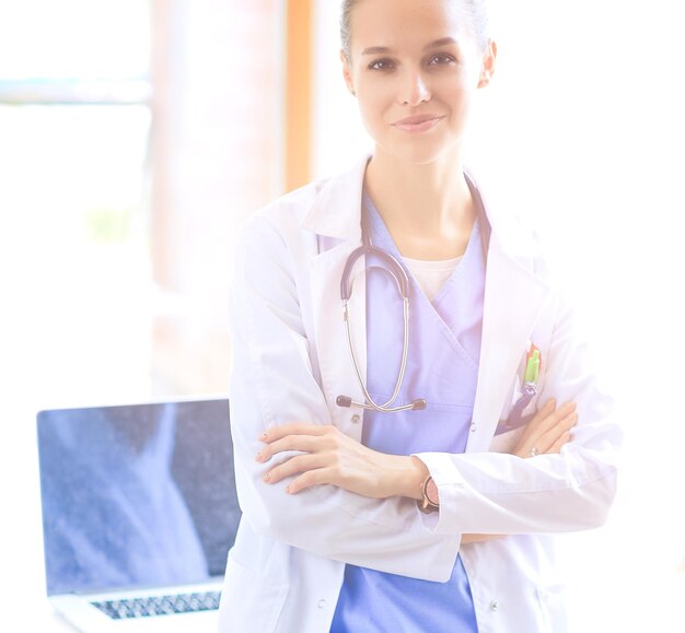 Femme médecin debout avec stéthoscope médical à l'hôpital