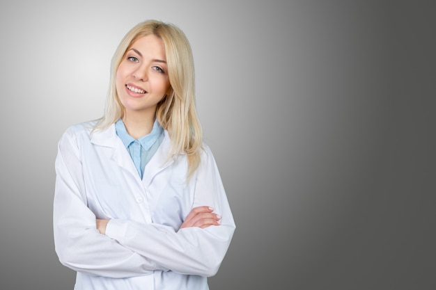 Femme médecin debout