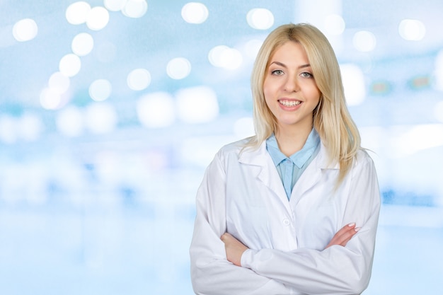 Femme médecin debout