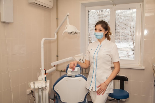 Femme médecin dentiste dans son bureau