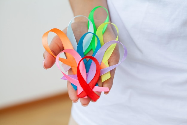 Une femme médecin détient des rubans colorés symbolisant la prise de conscience de diverses maladies