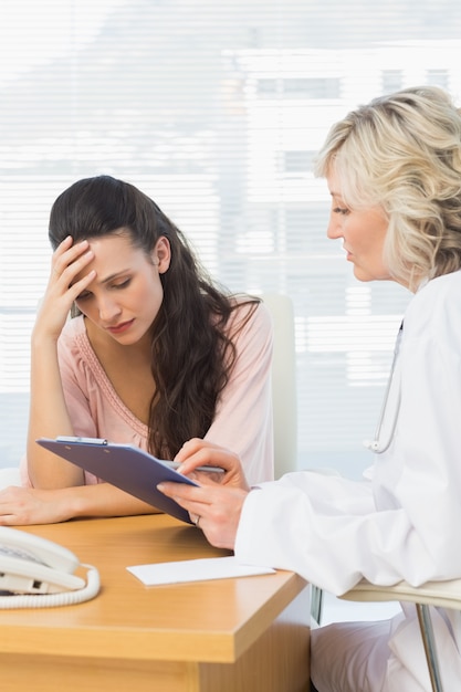 Femme médecin discutant des rapports avec le patient