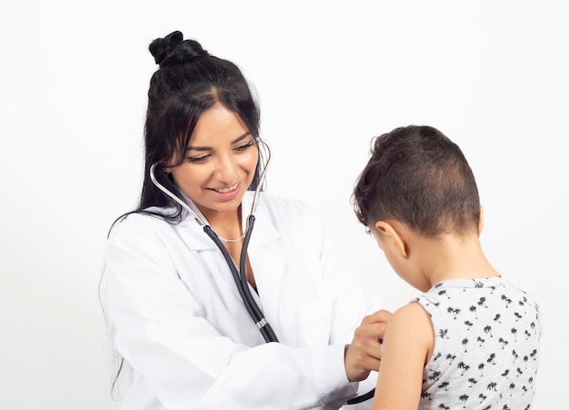 Femme médecin à l'écoute d'un enfant