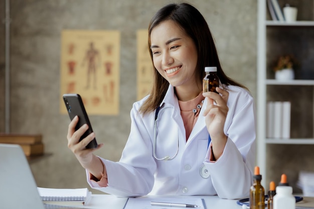 Une femme médecin est en appel vidéo avec un patient via un smartphone pour fournir des conseils sur la consultation d'experts de la maladie et le traitement de la maladie traitements ciblés concepts médicaux et spécialistes