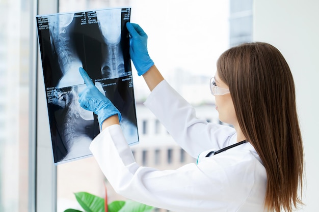 Femme médecin examinant une image radiographique à l'hôpital