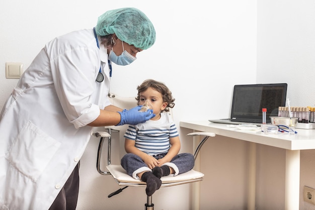 Femme médecin examinant kid petit enfant garçon.