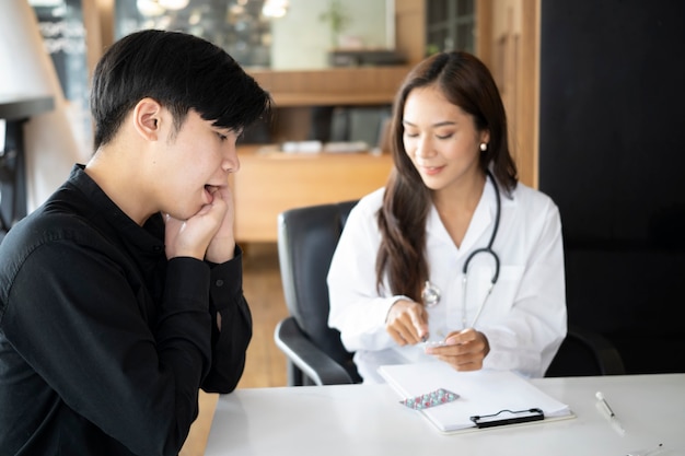 Femme médecin examinant un patient de sexe masculin souffrant de maux de dos. Concept de soins de santé médicaux.