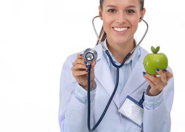 Femme médecin examinant une pomme avec stéthoscope