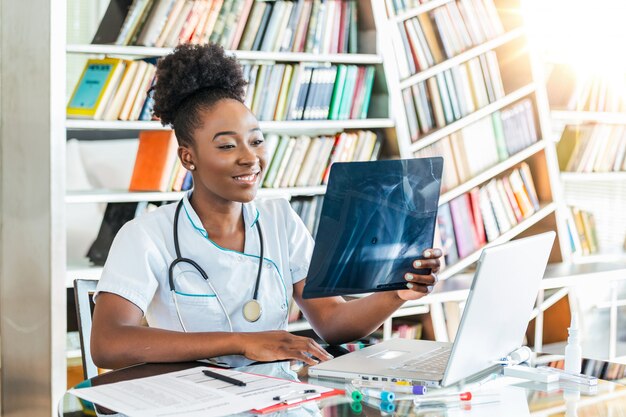 Femme médecin examinant une radiologie