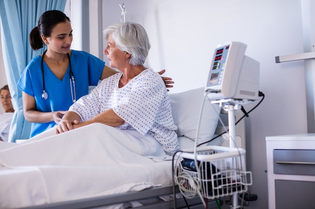 Femme médecin, examiner, femme aînée