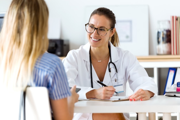 Femme médecin expliquant le diagnostic à son patient.