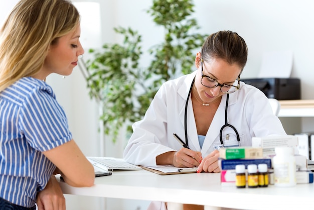 Femme médecin expliquant le diagnostic à son patient.