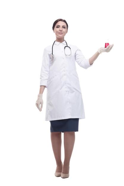 Femme médecin avec une fiole de laboratoire dans ses mains