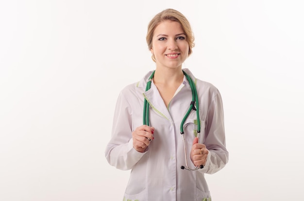 Femme médecin sur fond blanc avec un phonendoscope