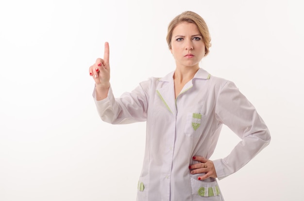 Femme médecin sur fond blanc avec un phonendoscope