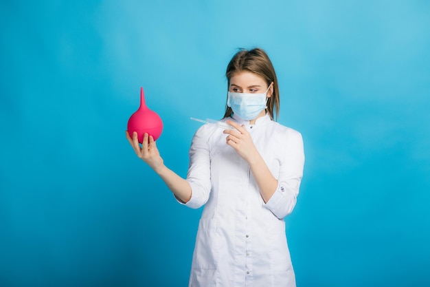 Femme médecin sur fond bleu