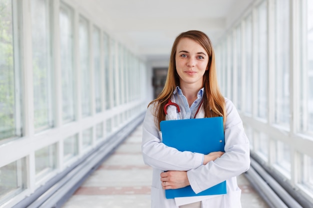 Femme médecin sur fond interier clinique.