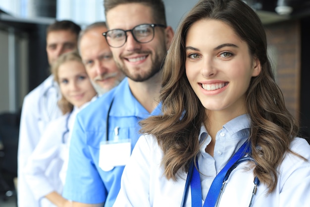 Femme médecin avec un groupe de collègues heureux et prospères.