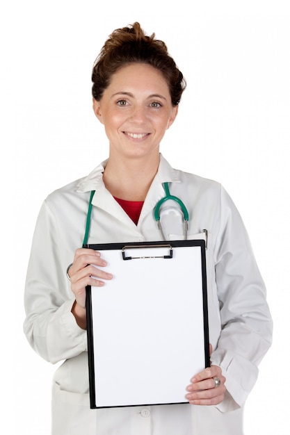 Femme médecin heureux avec le presse-papier en blanc isolé sur fond blanc