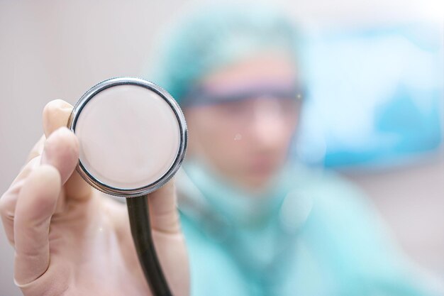 femme médecin à l'hôpital écoute le patient avec un stéthoscope