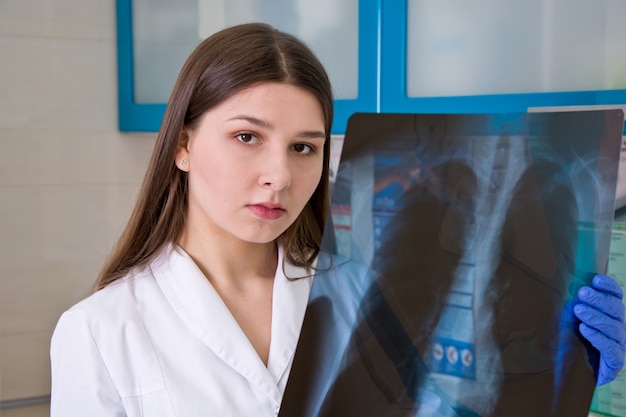 Une femme médecin à l'hôpital examine la radiographie des poumons.