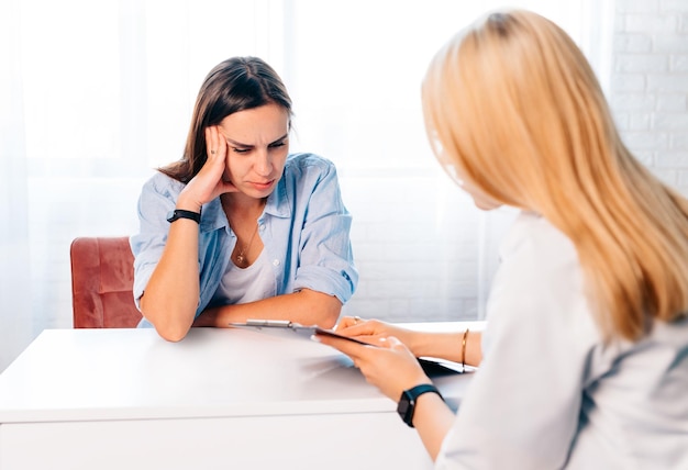 Femme médecin à l'hôpital et un patient souffrant de maux de tête Migraine