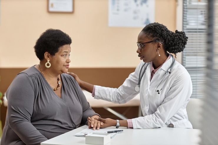 Photo femme médecin à l'hôpital rassurant le patient