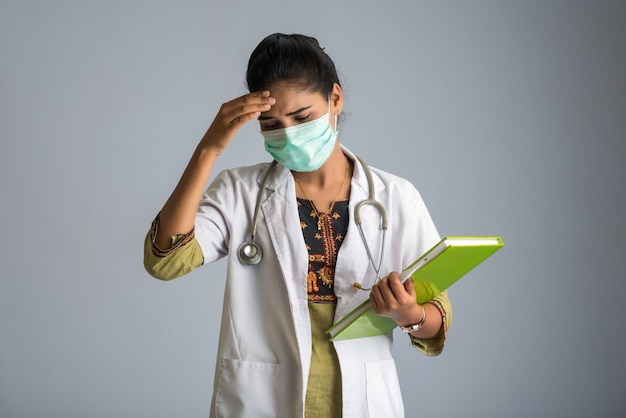 Une femme médecin inquiète de la pandémie de coronavirus